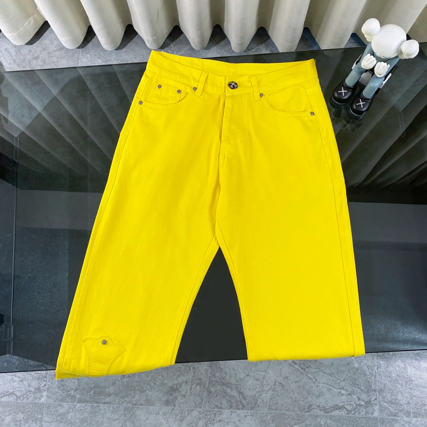 P270 CH Chromehearts 2025 new Paris-limited yellow large cross jeans, top ceiling quality, styles with different wash textures, very friendly to people with thin legs and thick legs, the straight and loose version is very flattering to the leg shape, the moderate length that never goes out of style, easy and casual to match, the basic style of various styles, a must-have in the wardrobe! The fabric is stiff but also makes the upper body soft without losing texture. The washing process is even more perfect. It is a must-have item for everyone! ! ! Washed wheat, hang tag, pants label, three complete labels, color: yellow, size: 28, 30, 32, 34